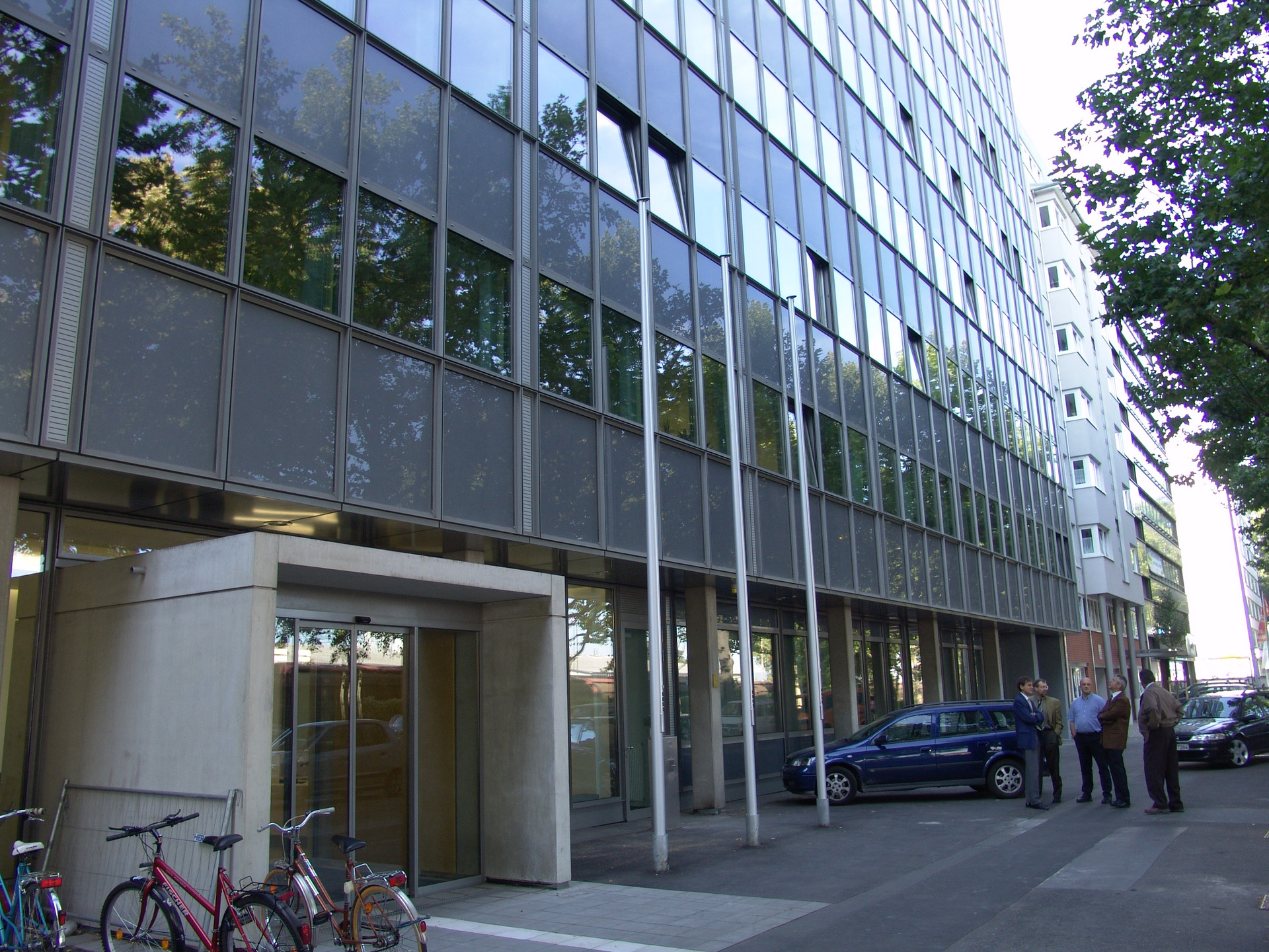 Eingangsbereich des Bürogebäudes Rheinallee